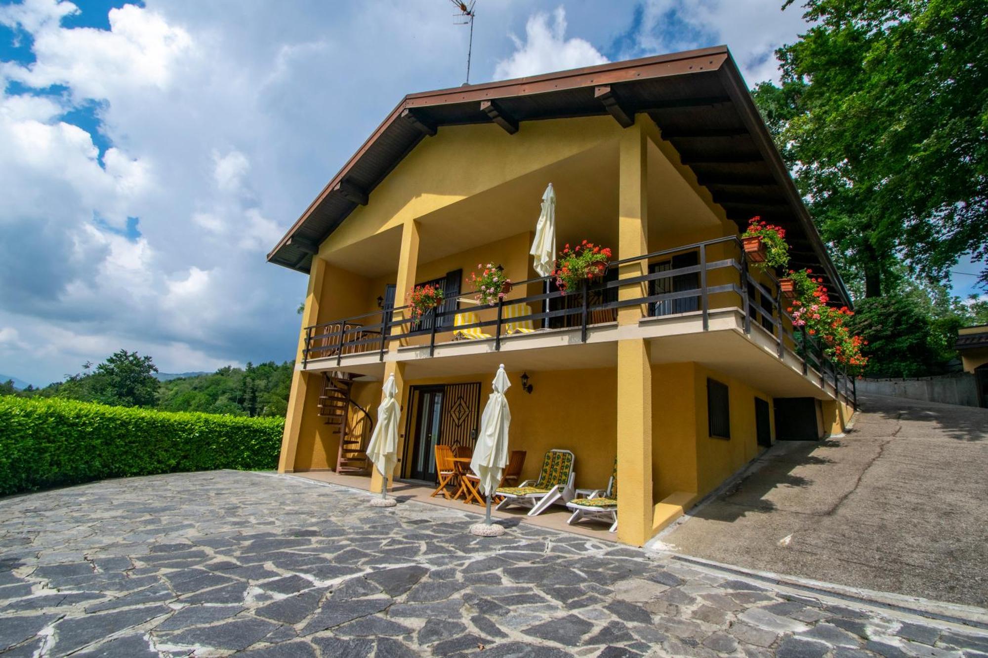 Family Gb - Dimora Fiorita Villa Armeno Exterior photo